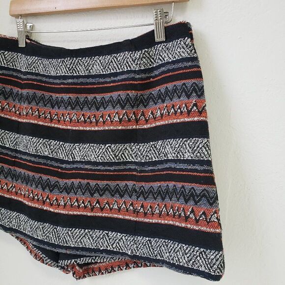 NWT Esley textured pattern skort sz. Large - Picture 2 of 4